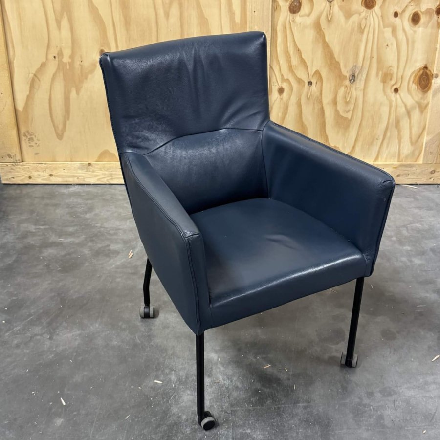 Tweedehands Schatkamer fauteuil blauw – met wieltjes - Afbeelding 4