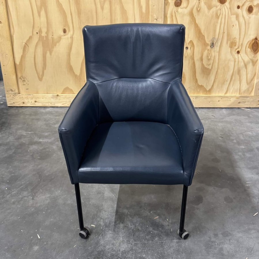 Tweedehands Schatkamer fauteuil blauw – met wieltjes - Afbeelding 3