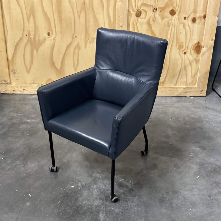 Tweedehands Schatkamer fauteuil blauw – met wieltjes - Afbeelding 2