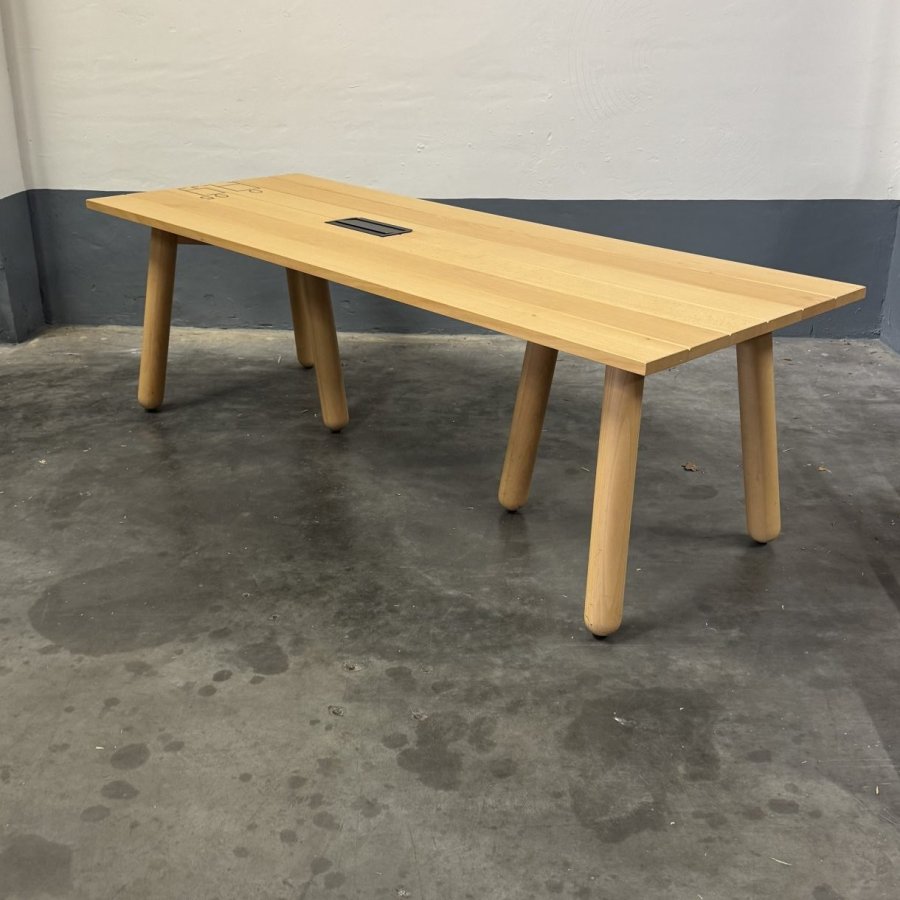 Tweedehands DUM vergadertafel 5 personen met houten blad en ronde poten