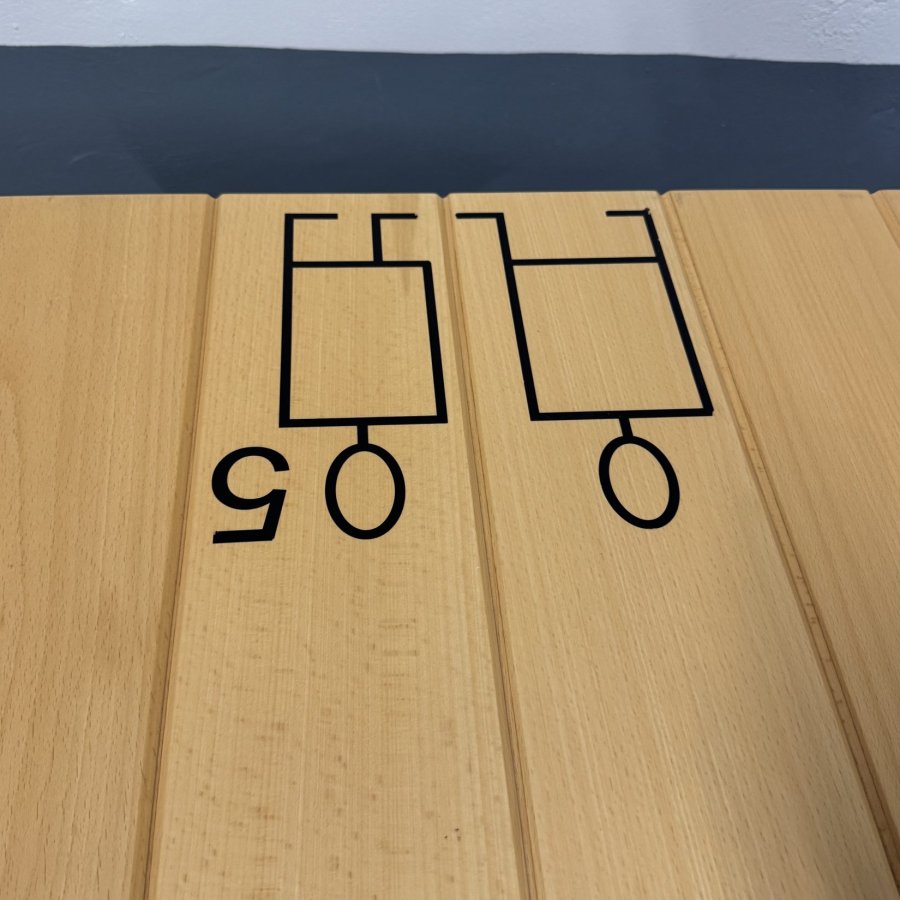 Tweedehands DUM vergadertafel 5 personen met houten blad en ronde poten
