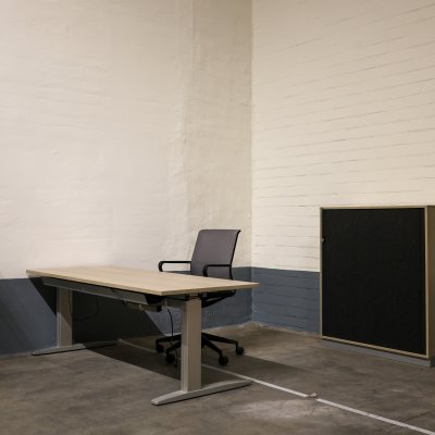 Tweedehands Elektrisch Zit-Sta Bureau - Bureaustoel - Kast - Lichtgrijs/Hout